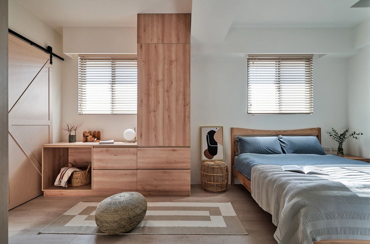 主卧室基本都采用木材装饰 木制的储物柜呈 l 型