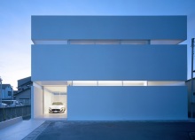 极简别墅/FujiwaraMuro Architects设计简约的日本房屋来展示车主的车